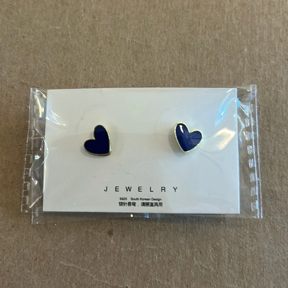 NWT Dainty heart earrings are deep blue with gold tone metal & post style backs - Picture 1 of 6
